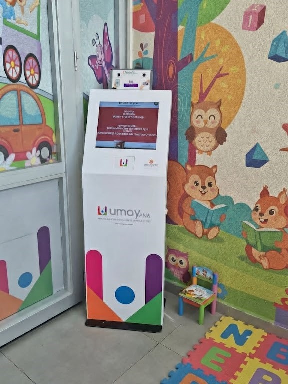 Okul girişinde ayaklı UmayAna kiosk cihazı