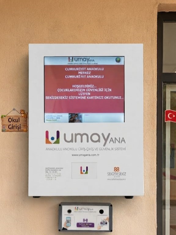 Okul girişinde duvara monte UmayAna panel kiosk